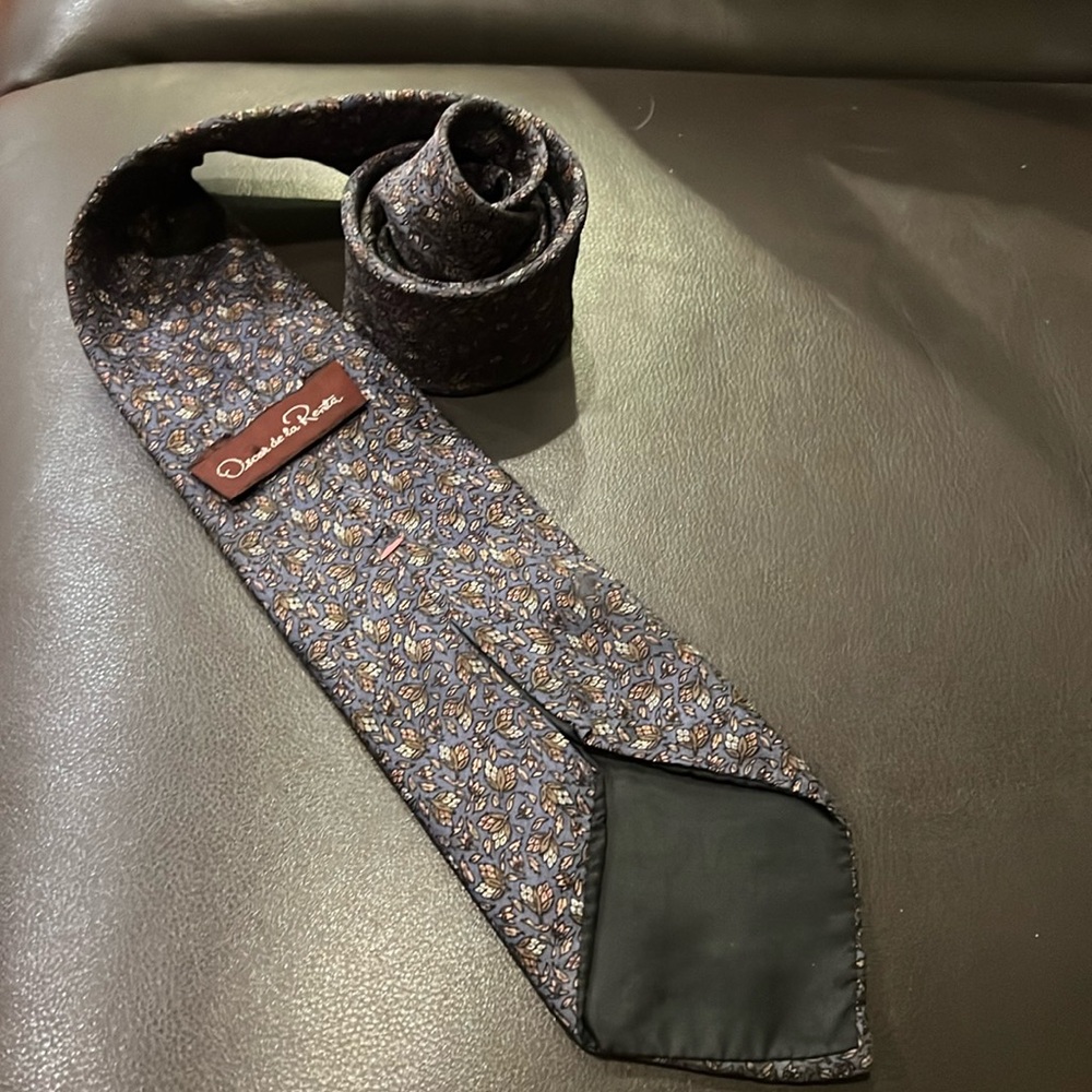 Vintage Oscar de la renta tie.